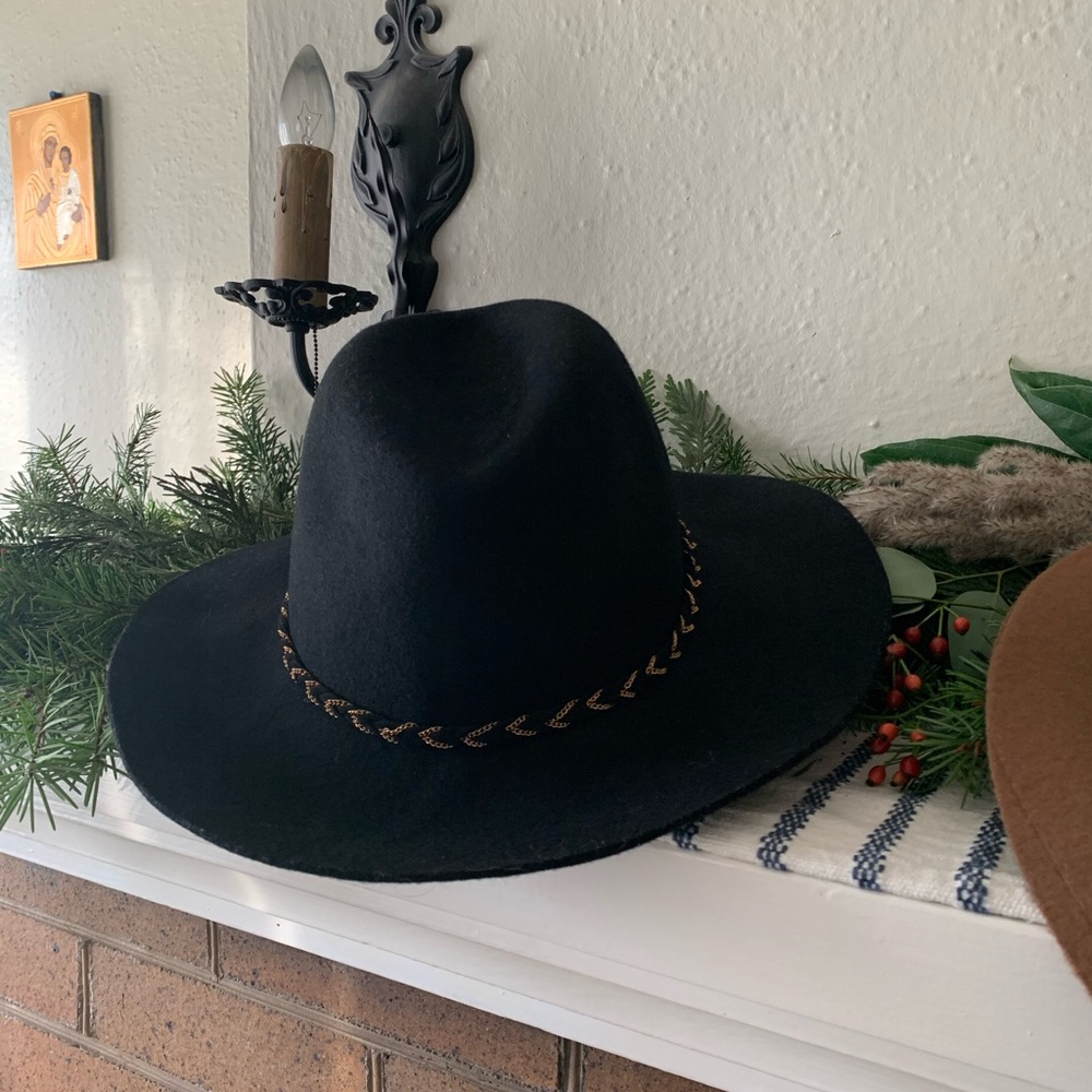 Pack of Cute Felt Hats for Winter! - Picture 5 of 7